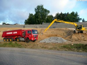 Befüllung einer Lärmschutzwand zum Baugebiet. Hier nur mit Langarmbagger möglich.