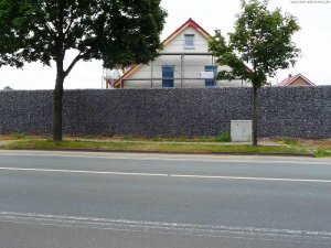 Hier ist eine Schallschutzwand zum Baugebiet entstanden, speziell aber mit einem Betoninnenkern.