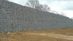 Diese Schallschutzwand ist mit einem Innenkern aus Beton aufgebaut. Alternativ kommt auch Sand zum Einsatz.
