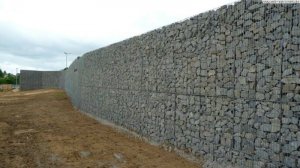 Schallschutzgabionen mit einem Betonkern.