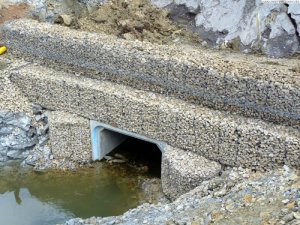 Mit den gedrillten Gabionen haben wir einen Brückendurchlass mit obiger Straße abgesichert.