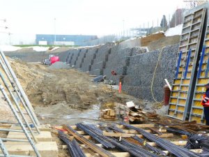 Durch die vorgefertigten Elemente der Gabionen kann es mit dem Bau zügig voran gehen