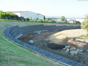 Diese Gabionenwand wurde für die VW-Werke in Baunatal-Kassel als neue Zufahrt erstellt.