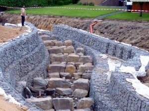 Eine neue Fischaufstiege ist entstanden.Beidseitig mit Gabionen versehen.