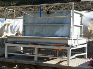Korbgrößen bis 2x1,5x1 m sind einsetzbar (ca. 5,3 to Gewicht). Hoch- u. tieffrequenziert verdichtet.