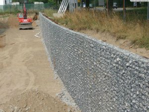 Als Ansicht hier die fertige Spundwandverkleidung. Die Gabionen hier als geschüttete Körbe.