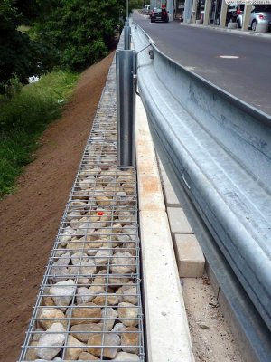 Die Zufaht eines Parkdeckes wurde mit Wandgabionen mit Hilfe der C-Ring Befestigung verschönert.