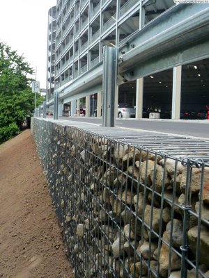 Andere Sicht auf das Parkdeck.Die C-Ring Befestigung als Alternative zu den Steckstab- und Spiralgabionen.