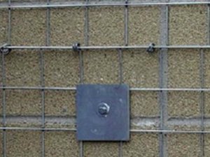 Die Ankerplatten, die den Korb an der Wand halten. Die Ankerplattengröße wird individuell berechnet.