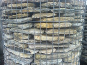 Plattensteine - Granit oder Granitähnliche Steinbplatten bringen Gradlinigkeit in die Gabione - 