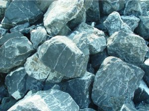 Alpensteine 200 - 600 - gebrochen, gespalten, Farbe: schwarz, weiß geadert - 