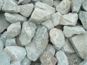 Wasserbausteine 150 - 450 - gebrochen, gespalten, Farbe: grau- ins bläuliche mit Rostansätzen (auch Piesberger genannt) - 