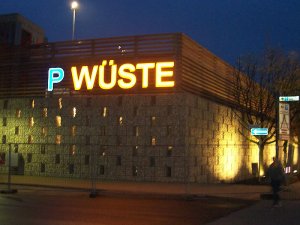 Parkdeck Wüste, Lemgo, Ein komplettes Parkdeck mit Gabionen verkleidet, inkl. Fenster für die Luftzufuhr zum Parkdeck - 