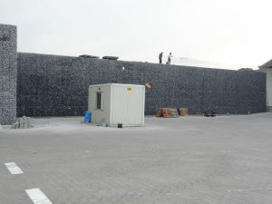 Freistehende Gabionenwand - Schon beim Aufbau muß extrem sauber gearbeite werden, wegen der hier geringen Tiefe zur Höhe der Körbe - 