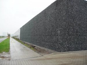 Im Verbund können Gabionen auch weite Strecken abdecken