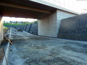 Schwergewichtsmauer - Eine neue Unterführung entsteht hier für eine neues VW-Werk - 