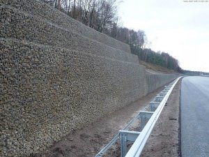 Schwergewichtsgabionen - Diese ca. 970 m langen Gabionen bis 3,5 m Höhe verhindern das Abrutschen von Geröll auf die Autobahn - 