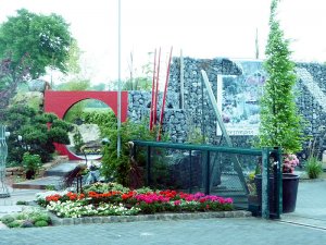 Gabionen-Wasserfall - Inmitten des grünen Gartens ist auch ein Wasserfall (rechts im Bild) zu finden -