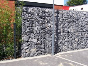 Parkplatz-Begrenzung - Auf der Rückseite eines Hinterhofs dienen die Gabionen gleichzeitig als Sichtschutz -