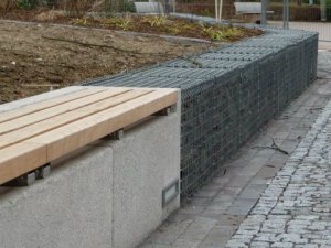 Gabionen mit Sitzbank - Eine Böschungssicherung aufgelockert durch die Sitzmöglichkeiten. Hier ist eine S-Gabione zum Einsatz gekommen )Sicherheitsgabione mit nach innen gerichtete Drahtenden gegen Verletzungen - 